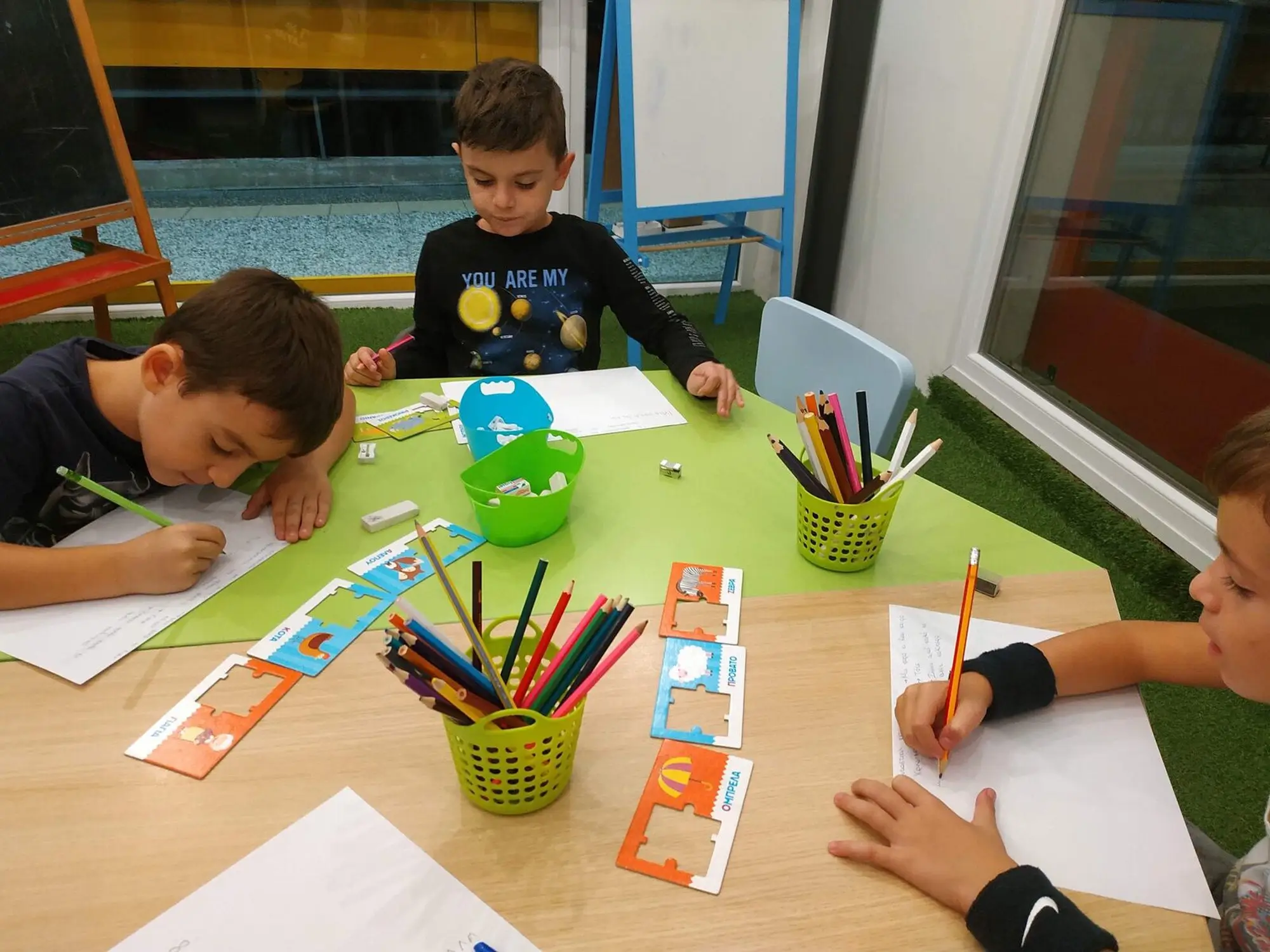 Παιδιά συμμετέχουν σε δημιουργικό απογευματινό πρόγραμμα ΚΔΑΠ