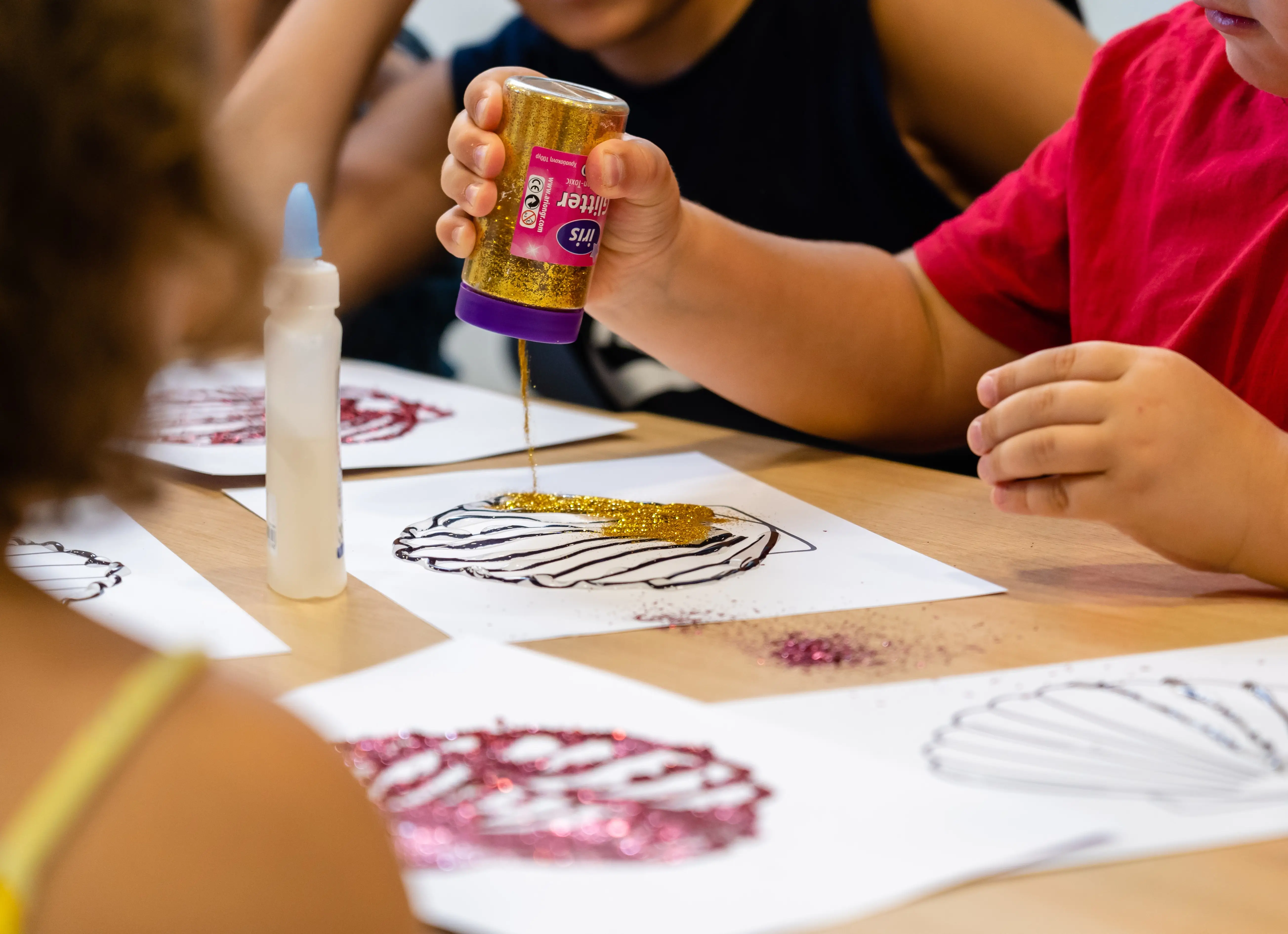 Παιδιά δημιουργούν μαζί στο Summer/Easter Camp του The Key Creative School