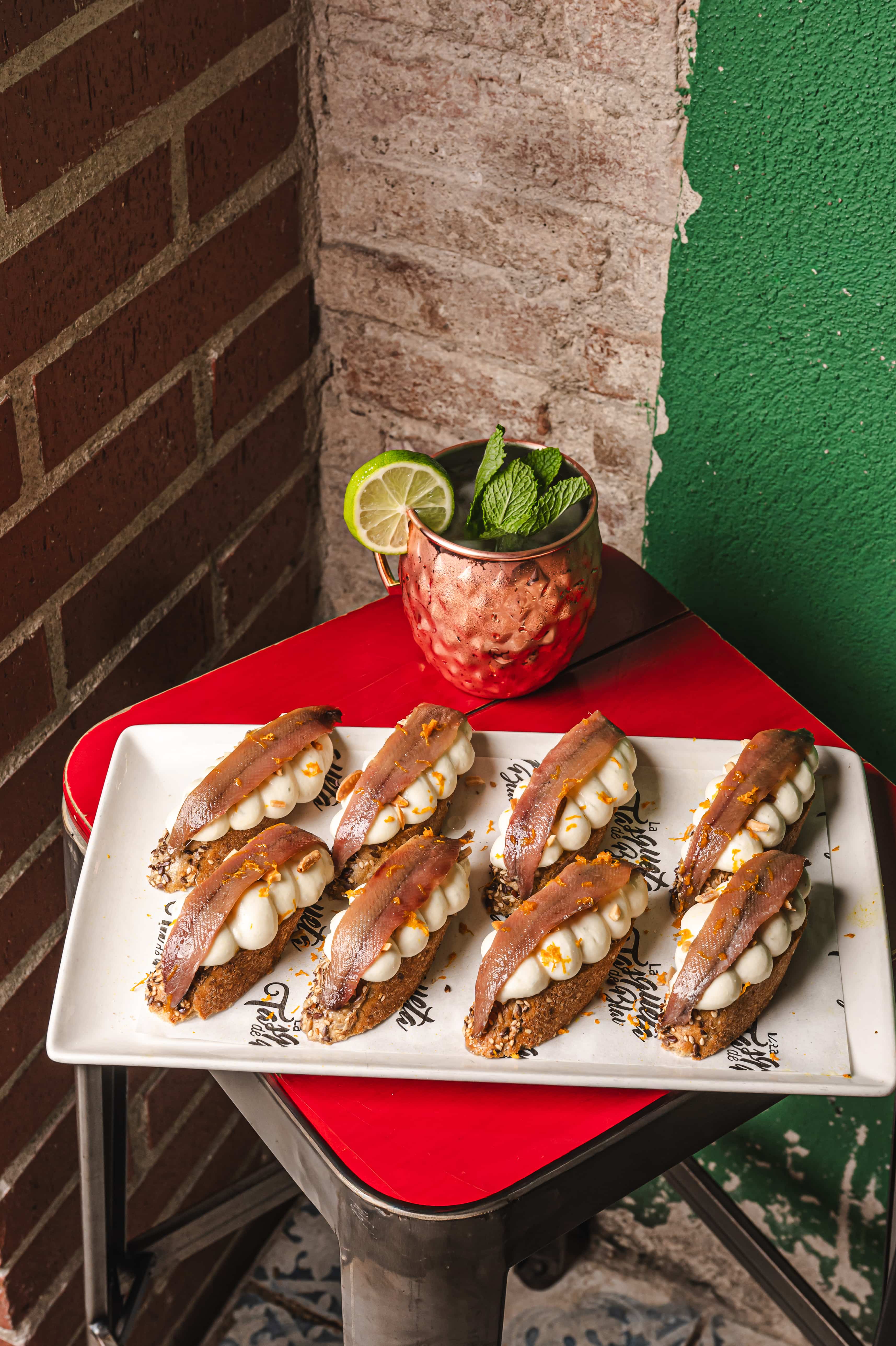 Pinchos variados en la barra de La Tasqueta de Blai