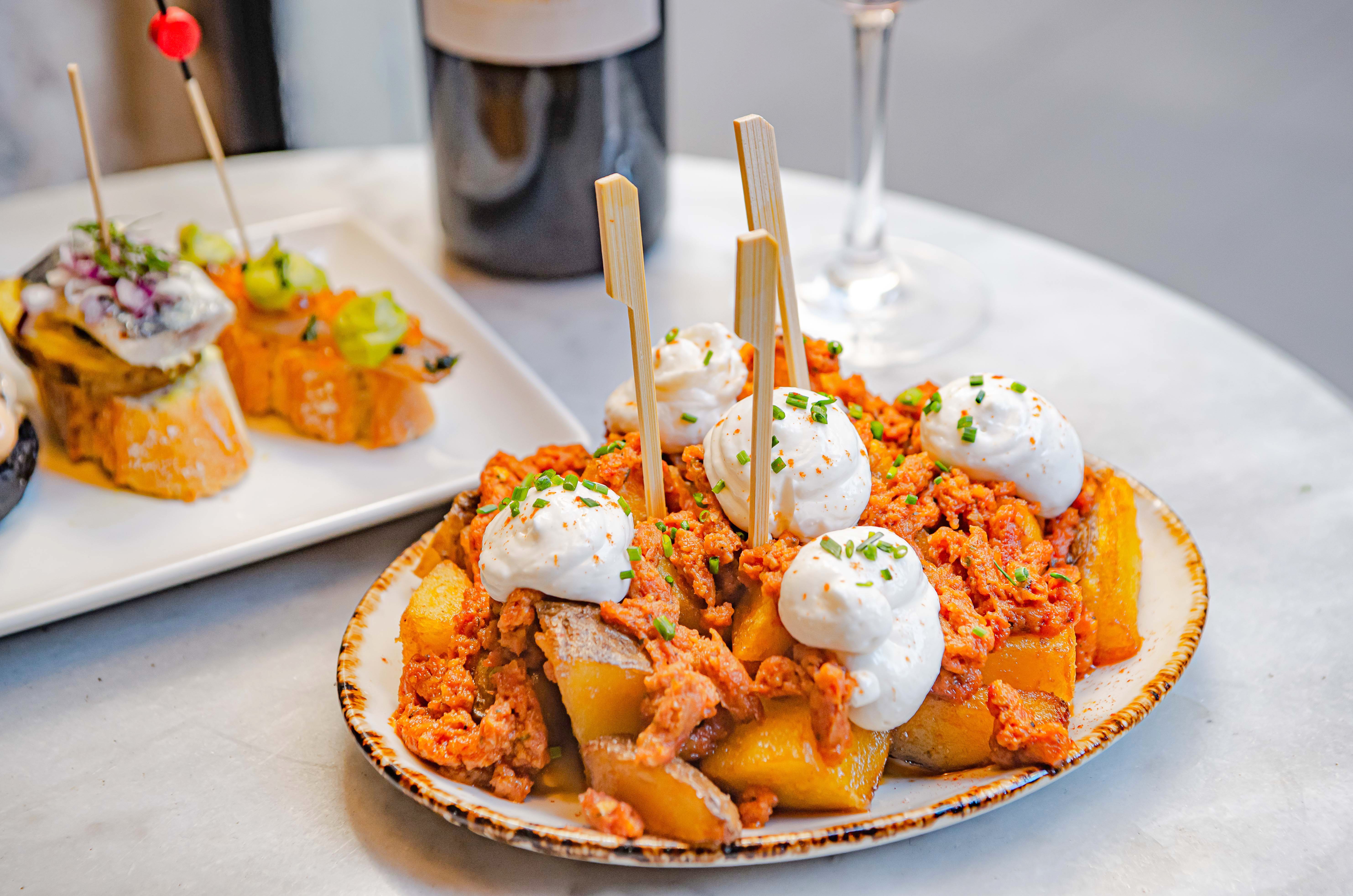 Patatas Bravas en Barcelona (2026): Dónde Comerlas, su Origen Madrileño y por qué Aquí Saben Distintas