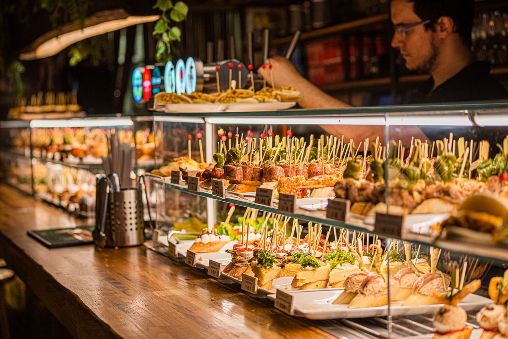 Dónde Cenar Después del Teatro en el Paral·lel (2026): Pinchos en el Carrer de Blai