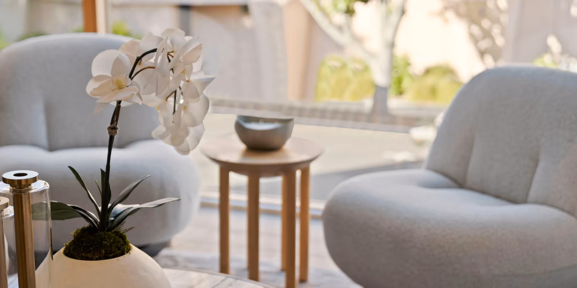 Lounge seating with table