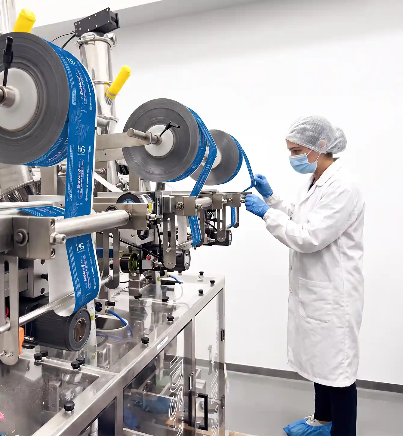 Packaging and filling machinery loaded with material reels