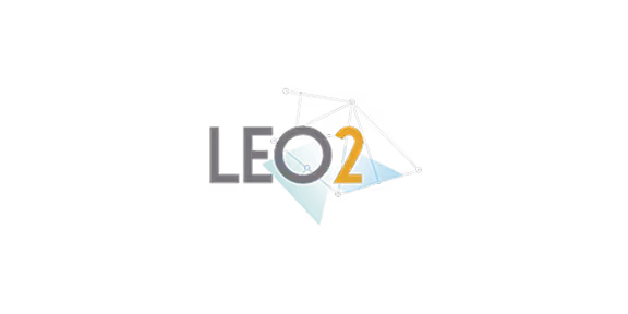 Logo LE02 avec des formes géométriques connectées sur fond noir.