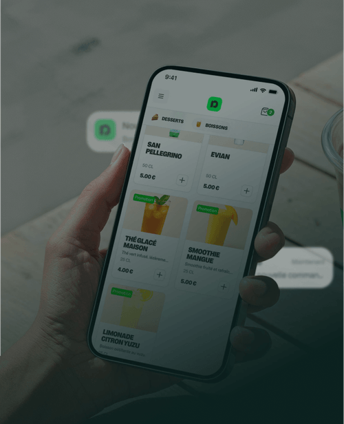 Main tenant un smartphone affichant un menu de boissons avec prix et promotions.
