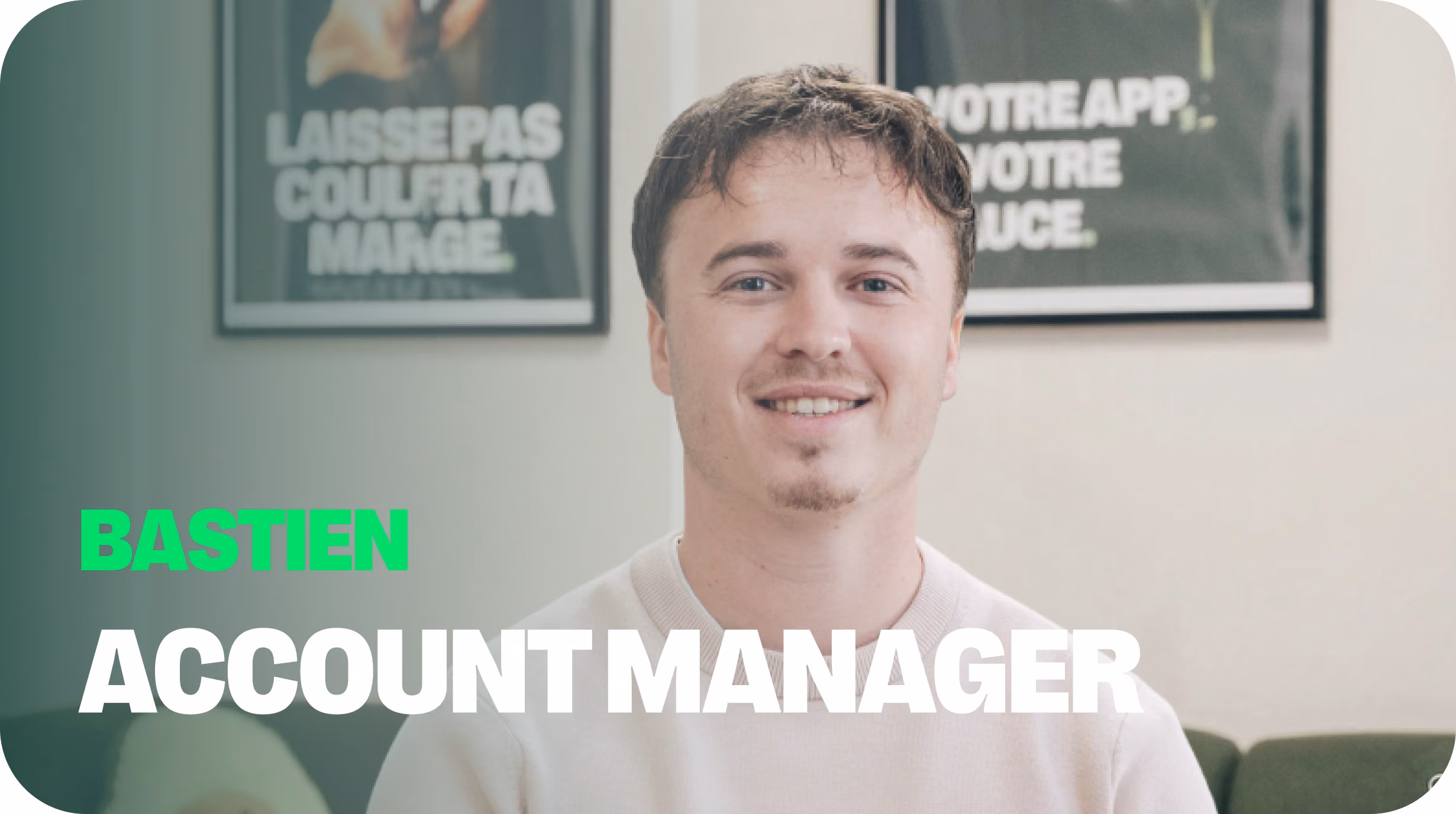 Bastien, Account Manager chez Dishop, sourit devant deux affiches prônant l'indépendance des restaurateurs face aux plateformes de livraison