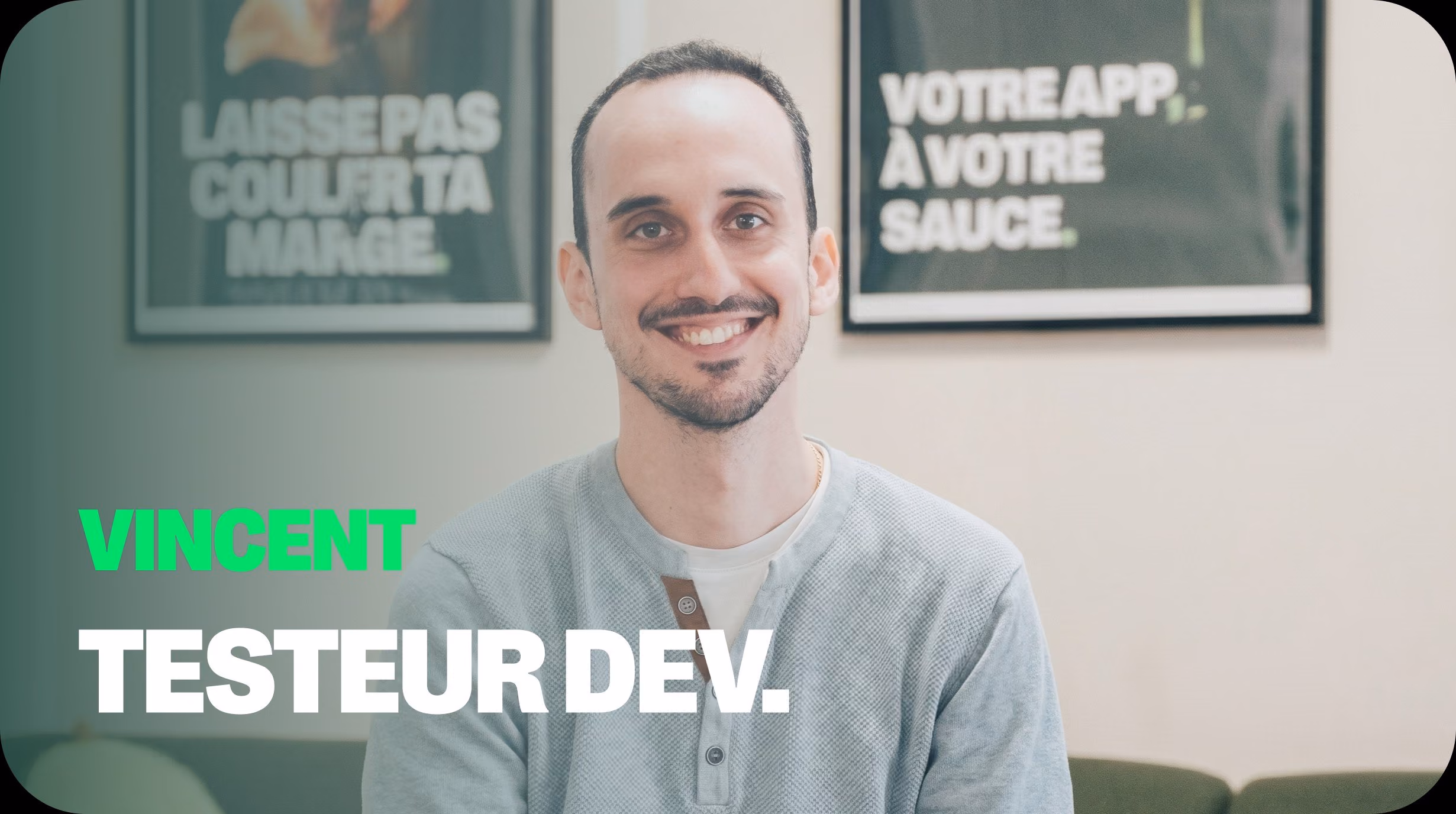 Vincent, testeur dev chez Dishop, souriant dans un bureau devant des affiches "Laisse pas couler ta marge" et "Votre app, à votre sauce" évoquant la solution de commande directe en marque blanche pour restaurateurs