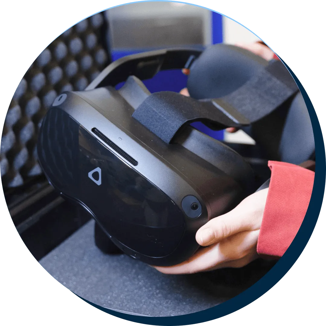 Hände halten ein VR-Set.