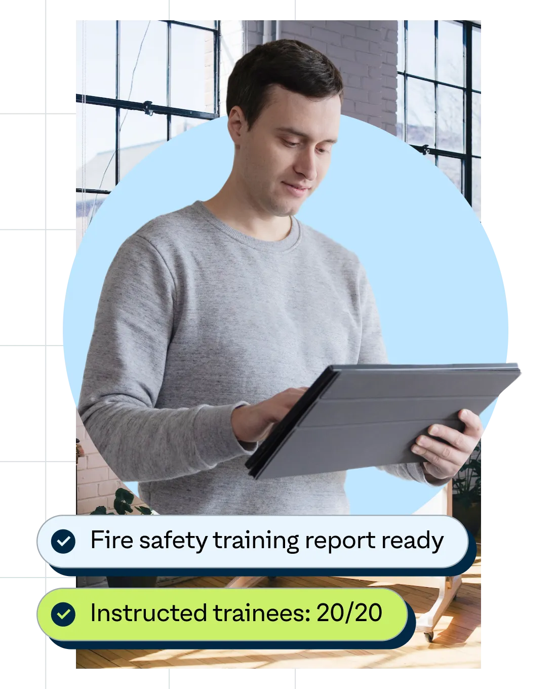 Ein Mann lächelt, während er auf ein Tablet schaut. Auf dem Tablet-Bildschirm sind zwei Nachrichten mit grünen Häkchen zu sehen: „Brandschutz-Trainingsbericht fertig“ und „Geschulte Teilnehmer: 20/20“, was darauf hindeutet, dass er ein Brandschutztraining für eine Personengruppe erfolgreich abgeschlossen hat.
