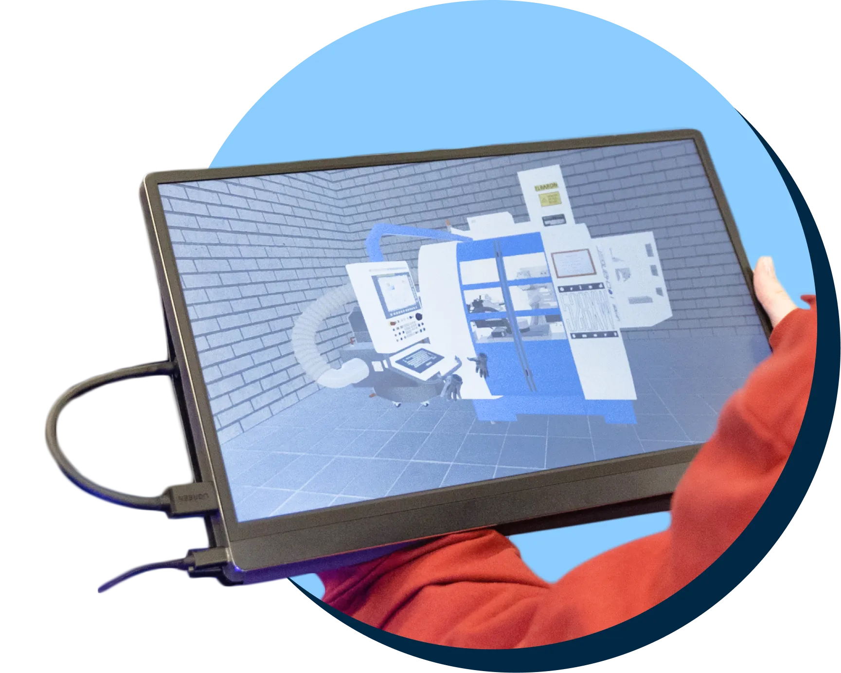 Eine Person hält ein Tablet mit einer VR-Umgebung für Schulungen. 