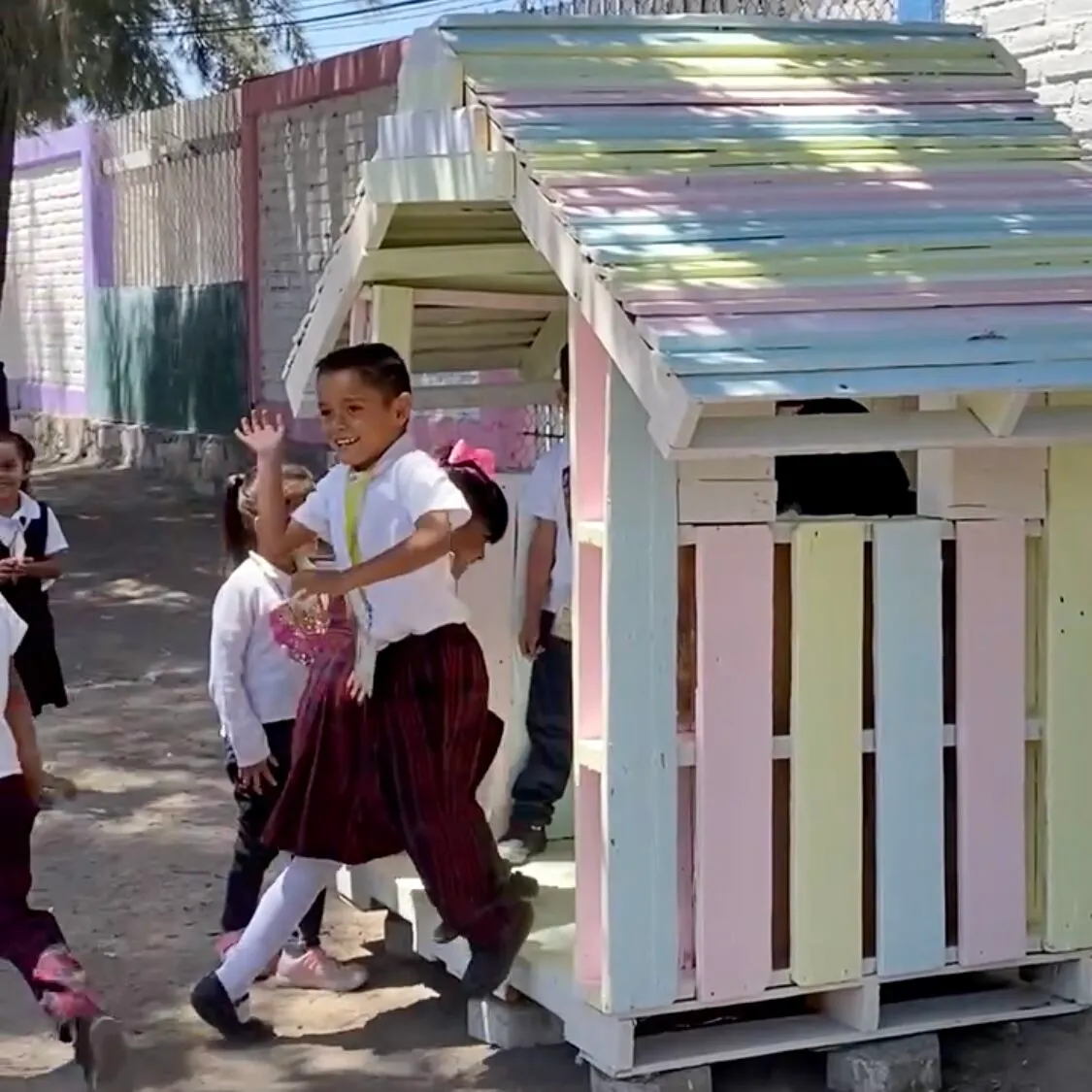 ¡De la Obra al patio de juegos! Donamos juegos de material reciclado al Kínder Zapote Del Valle en Guadalajara