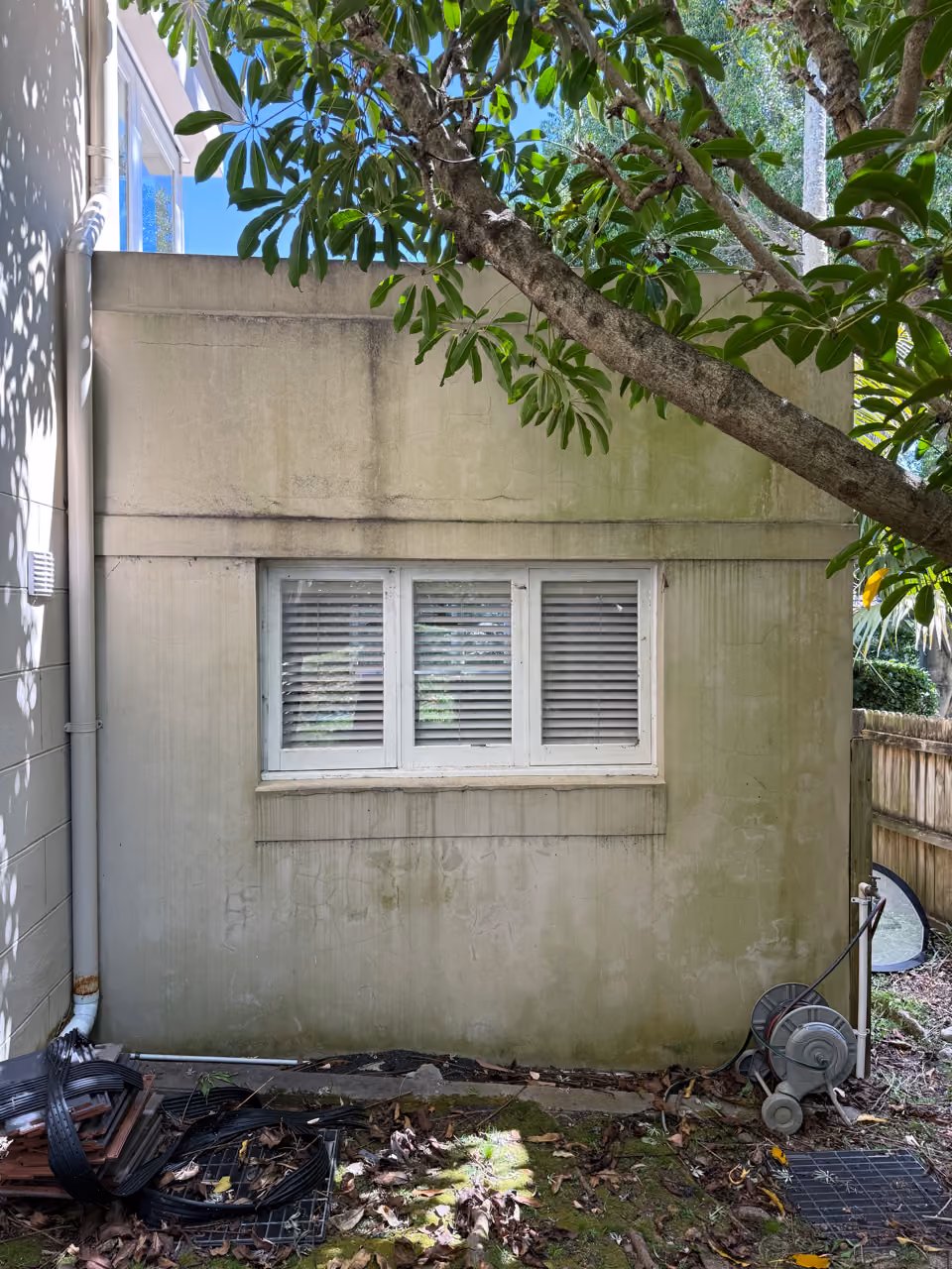 Heavily soiled render wall, failed expansion joints, and damaged render before restoration, Northern Beaches