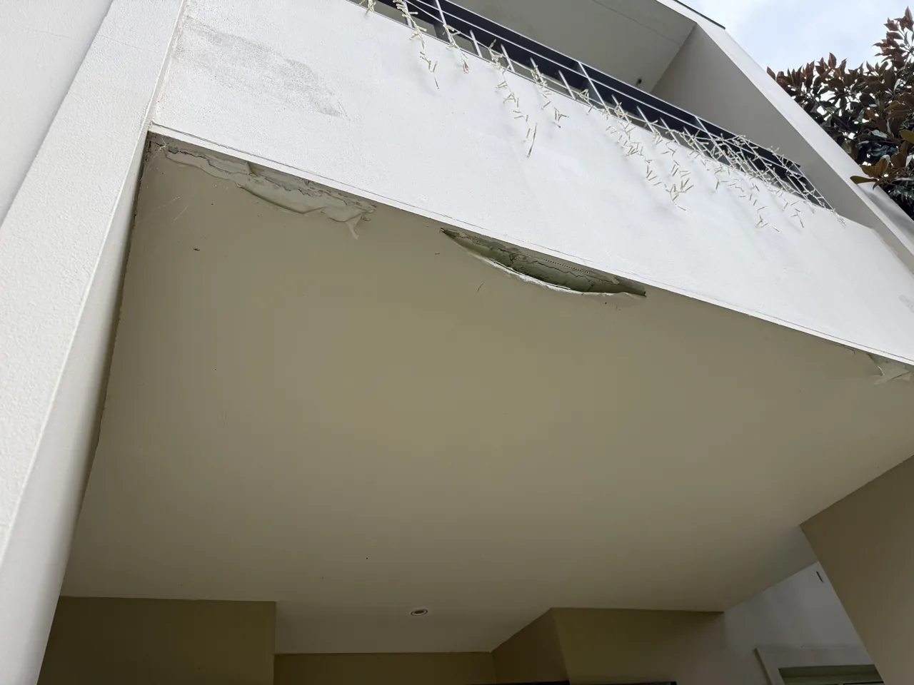 Fibre cement ceiling showing signs of delimitation