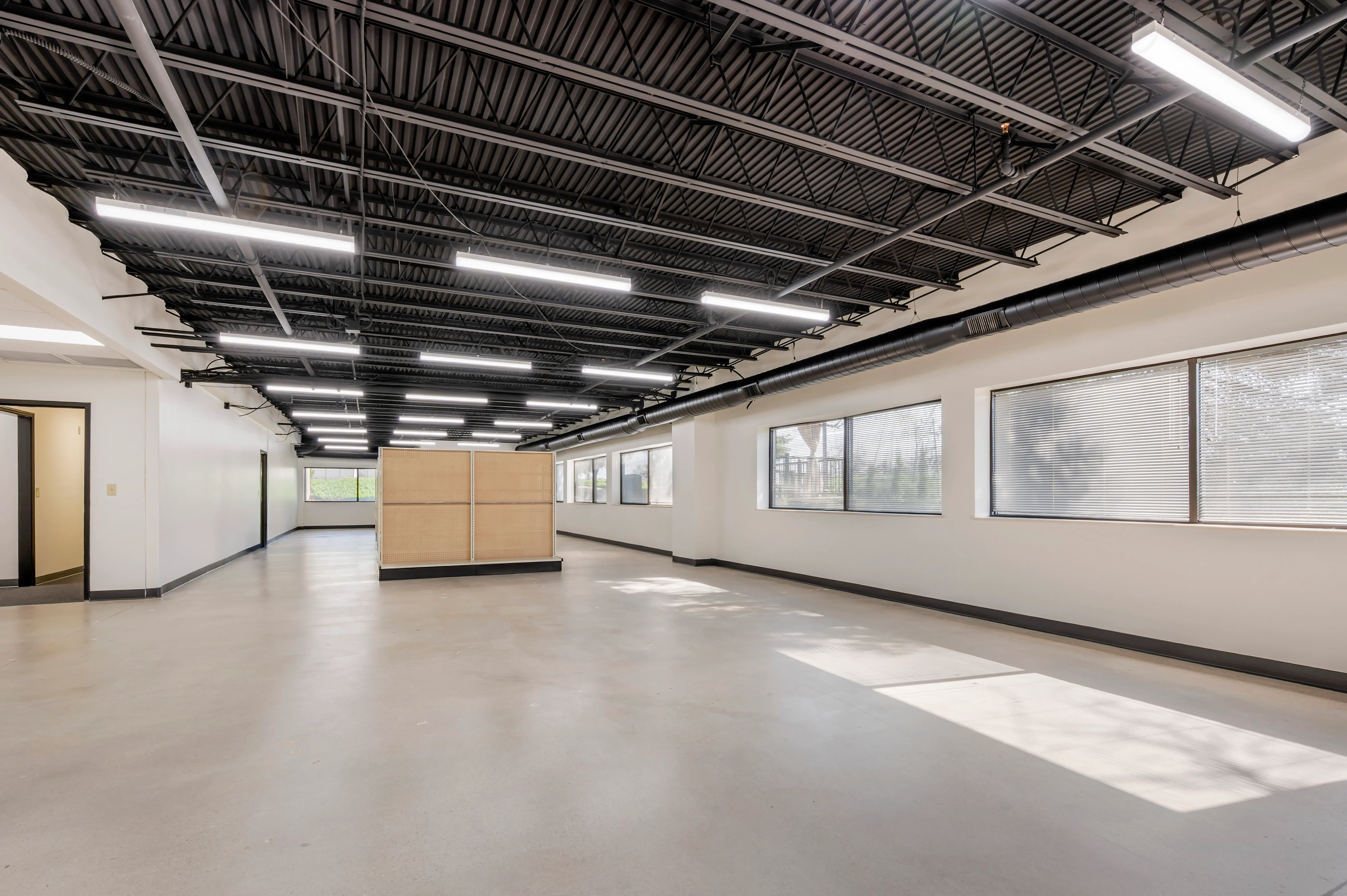 Open retail simulation floor with modular product shelving for shopper and CPG research at L&E Research Cincinnati