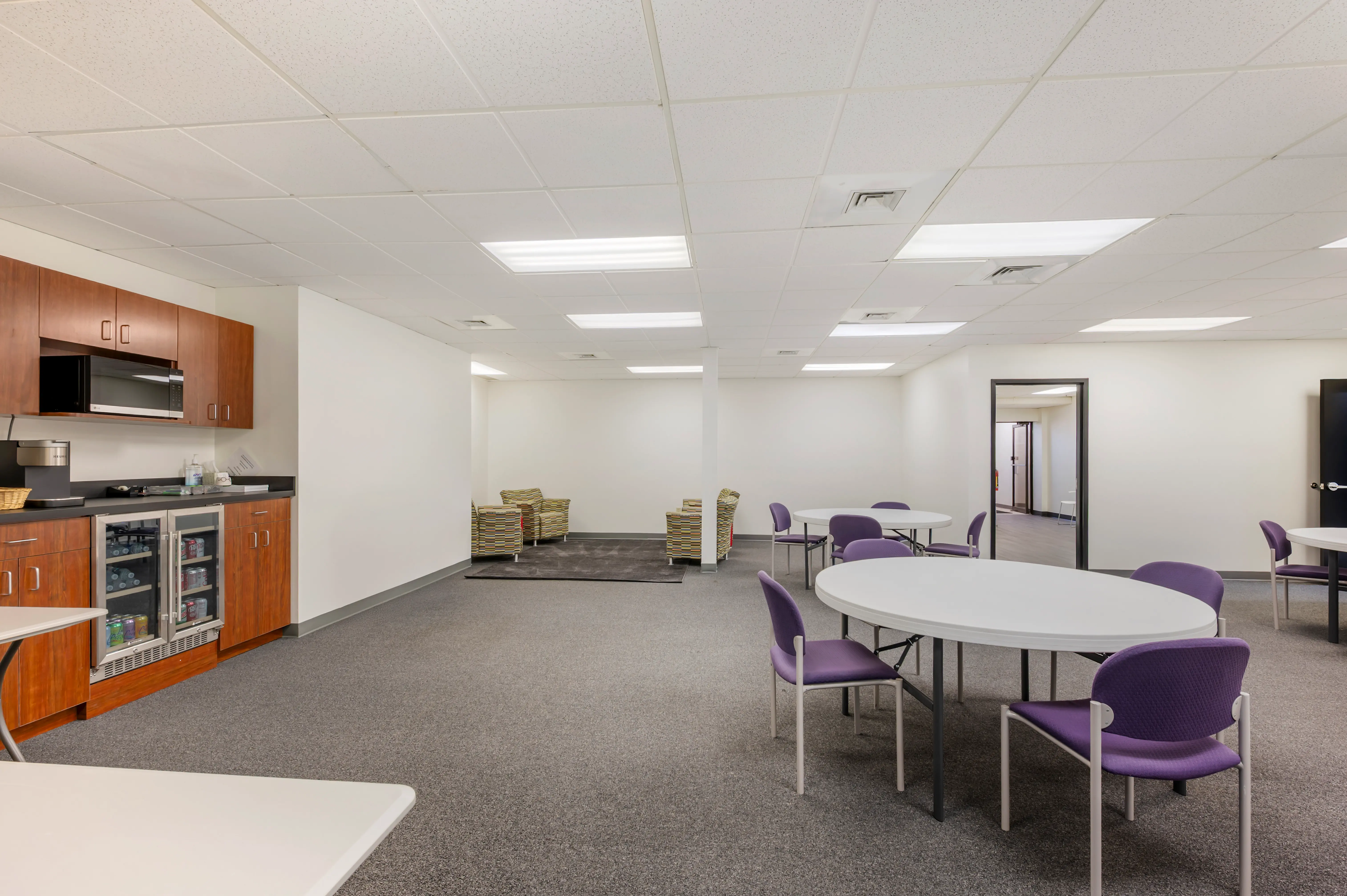Client debrief lounge for market research participants at L&E Research's Cincinnati facility