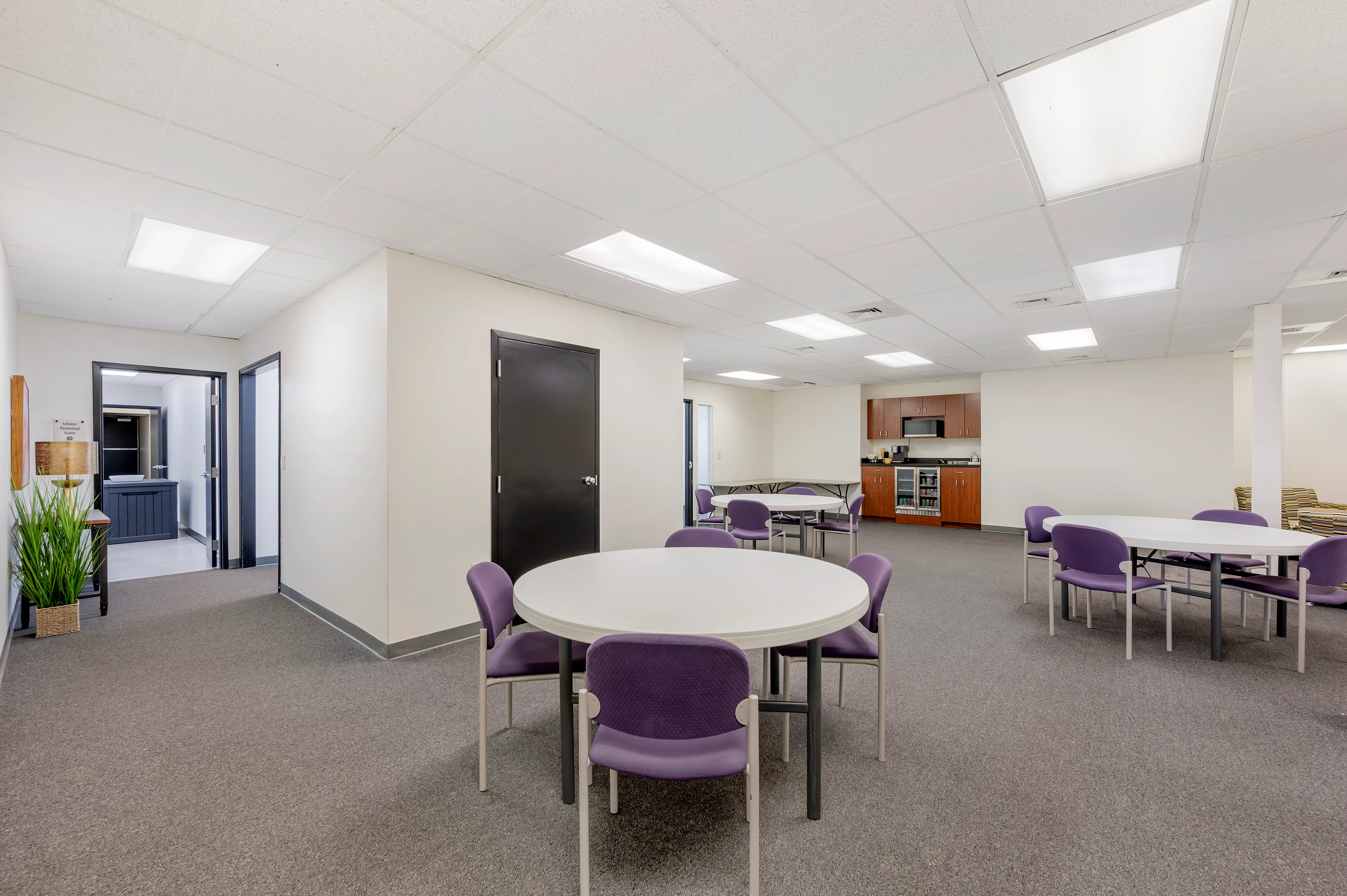 Client collaboration lounge for research teams at L&E Research's Cincinnati sensory evaluation research facility
