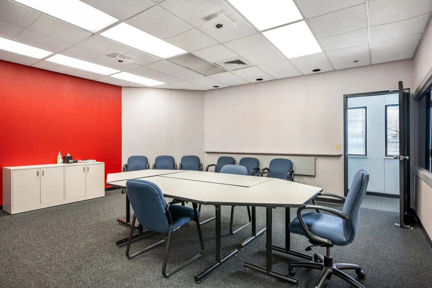 Standard focus group room layout inside the Blue Ash suite at L&E Research's Cincinnati market research facility.