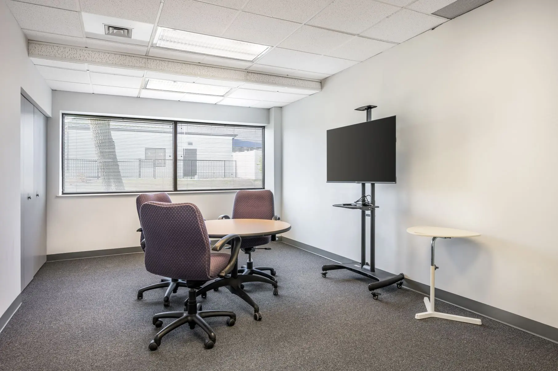 Simulated back-office and commercial testing workstation inside the Union Terminal research suite at L&E Research Cincinnati.