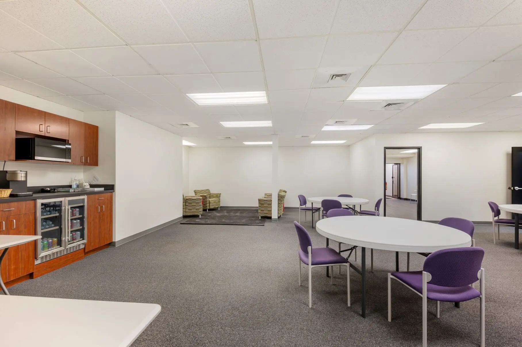 Modern stakeholder observation and strategy lounge at L&E Research Cincinnati, customized for corporate consumer product testing teams.