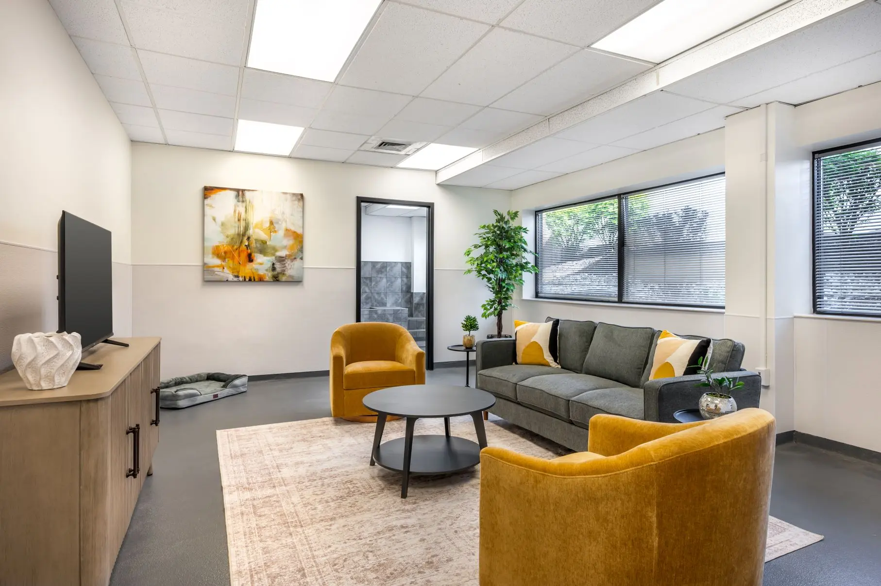 Qualitative focus group space within the Eden Park suite at L&E Research Cincinnati, supporting flexible consumer testing setups.