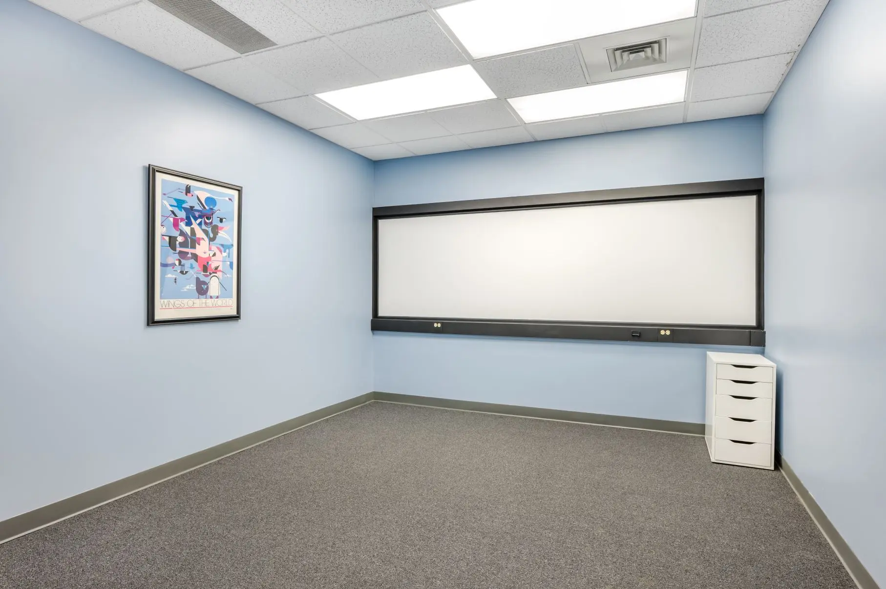 Versatile qualitative research space within the Washington Park suite at L&E Research Cincinnati, set up for B2B research panels.