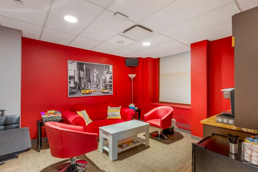Stocked corporate client lounge in the New York Broadway suite at L&E Research, providing private workspaces and live research streaming feeds.
