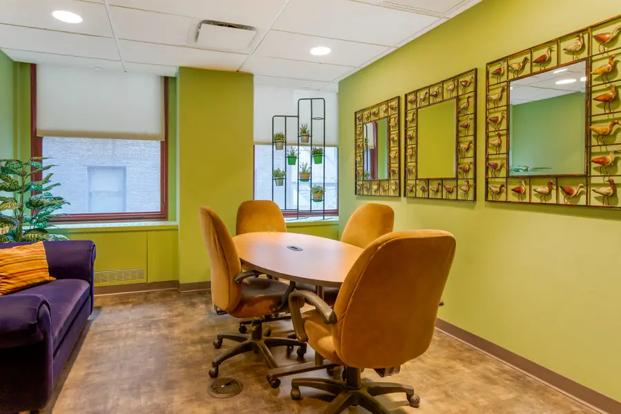 Modern client observation lounge in the Central Park suite at L&E Research NYC, featuring real-time HD digital audio and video feeds.