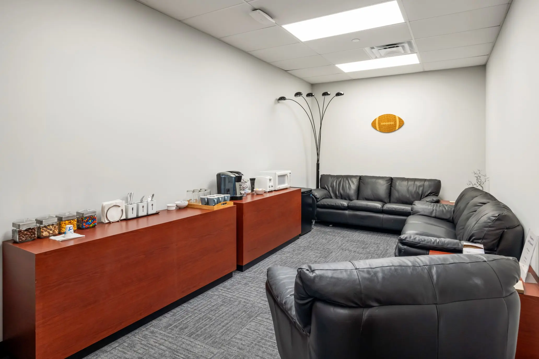 Stocked client observation lounge in the Capitol suite at L&E Research Columbus, featuring real-time HD digital audio and video feeds.