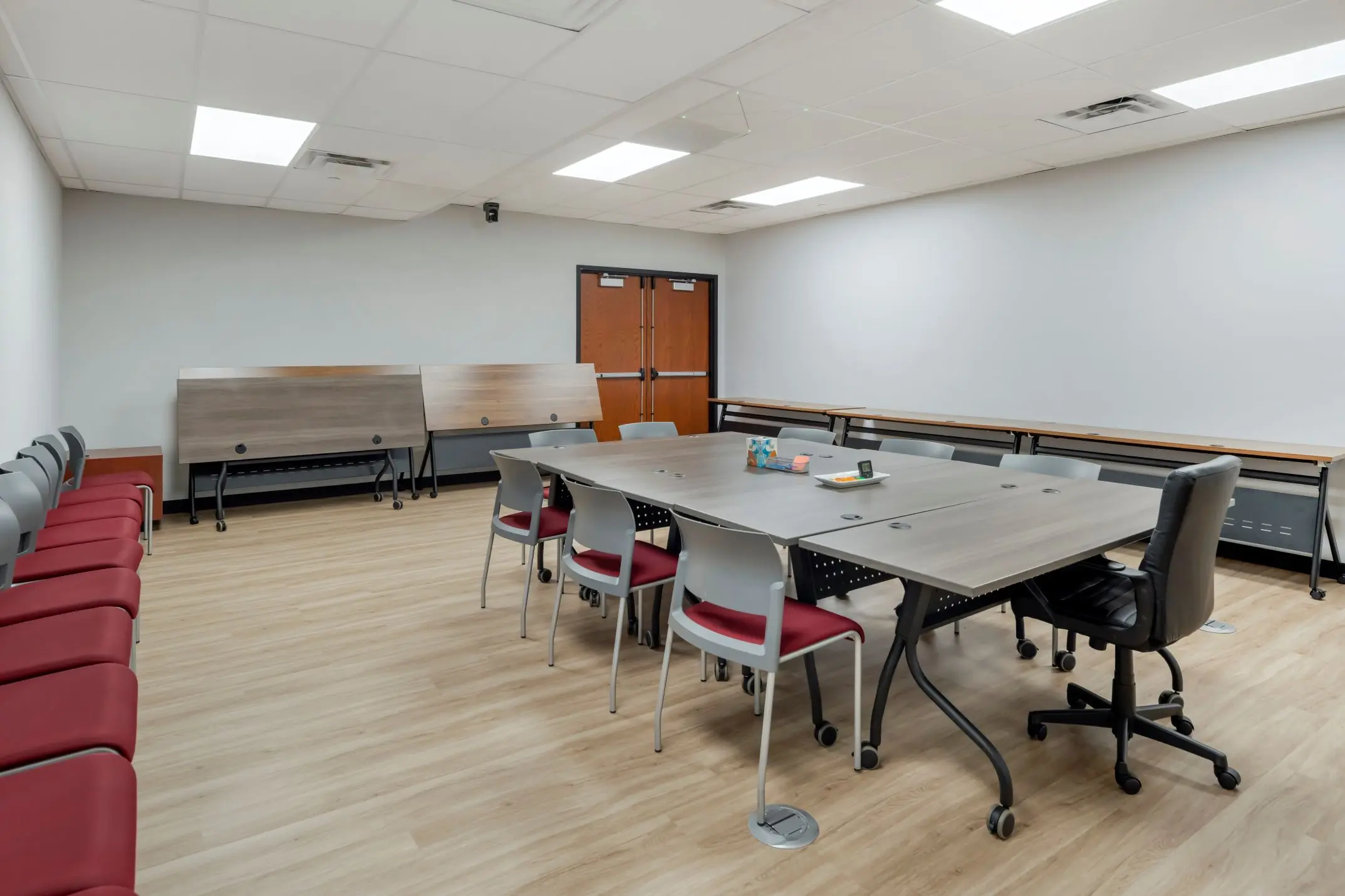The oversized Buckeye focus room at L&E Research Columbus, configured as a mock jury room for legal trial simulations and litigation research.