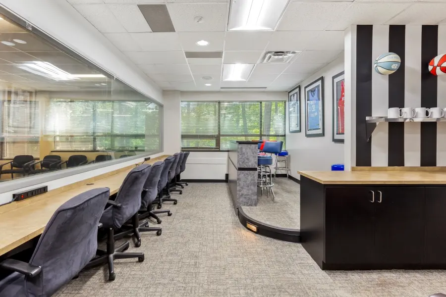 Alternative angle of the multi-functional Carolina viewing and observer lounge at L&E Research Raleigh, optimized for secure qualitative tracking.
