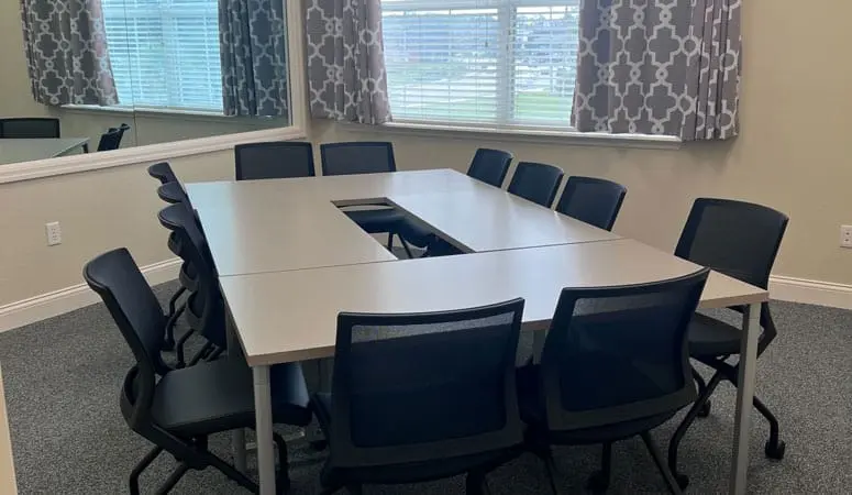 Alternative angle of the Manatee focus group suite at L&E Research Orlando, showcasing flexible configurations for qualitative consumer research.