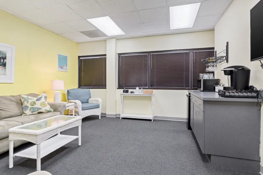 Comfortable stakeholder viewing lounge and workspace in the Clearwater suite at L&E Research Tampa, providing secure HD video streaming.