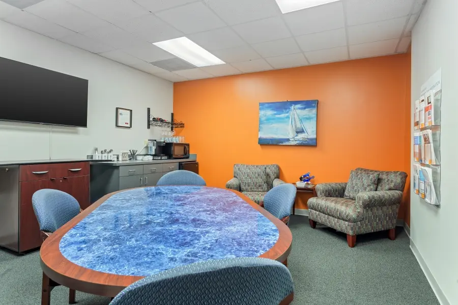 Stocked corporate client lounge in the St. Petersburg research suite at L&E Research, providing private desks and live research streaming feeds.
