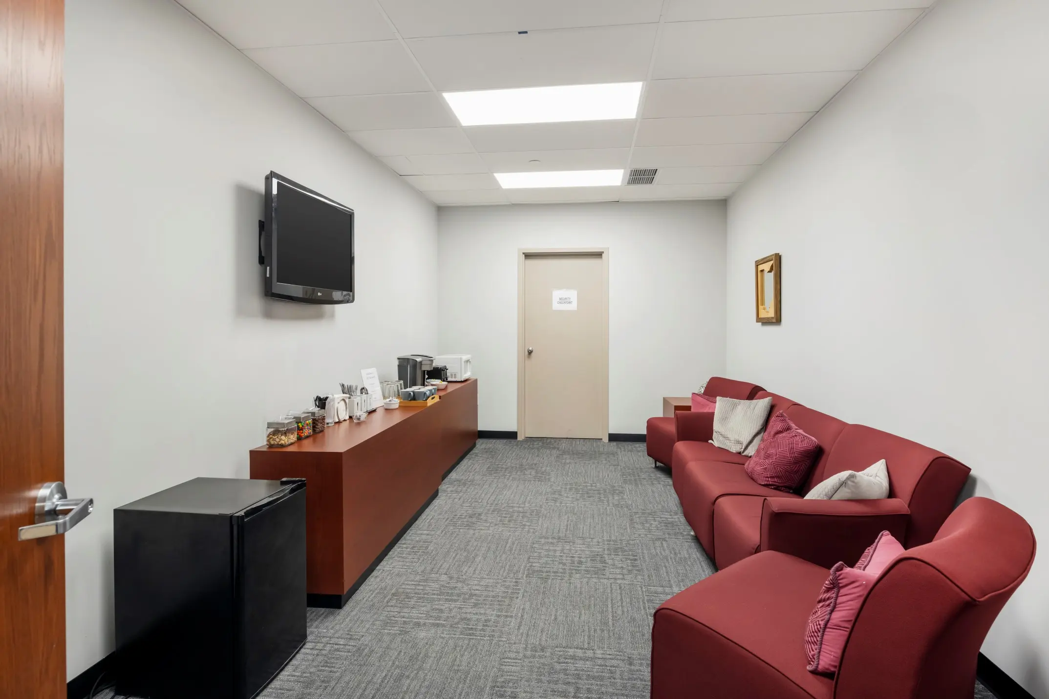 Shared common area seating lounge and conversation hub for visiting corporate research teams at L&E Research Cincinnati.