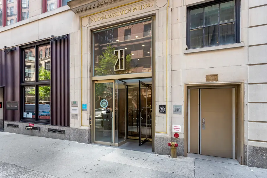 L&E Research New York City facility floor plan showing midtown Manhattan focus suites and legal research rooms.
