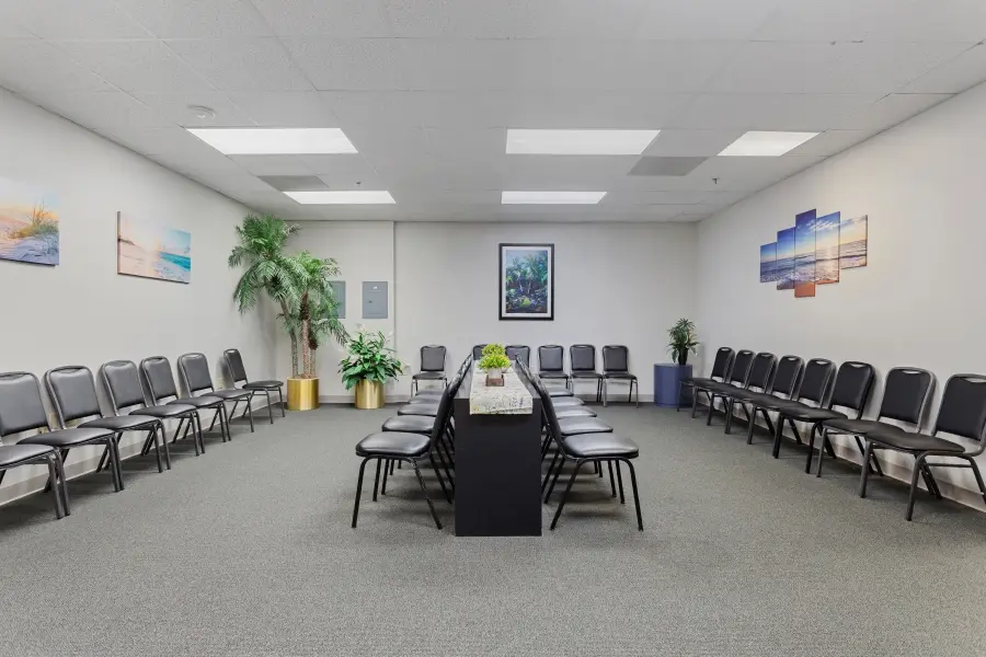 Secondary breakout lounge area designed for comfortable focus group participant waiting at L&E Research Tampa.