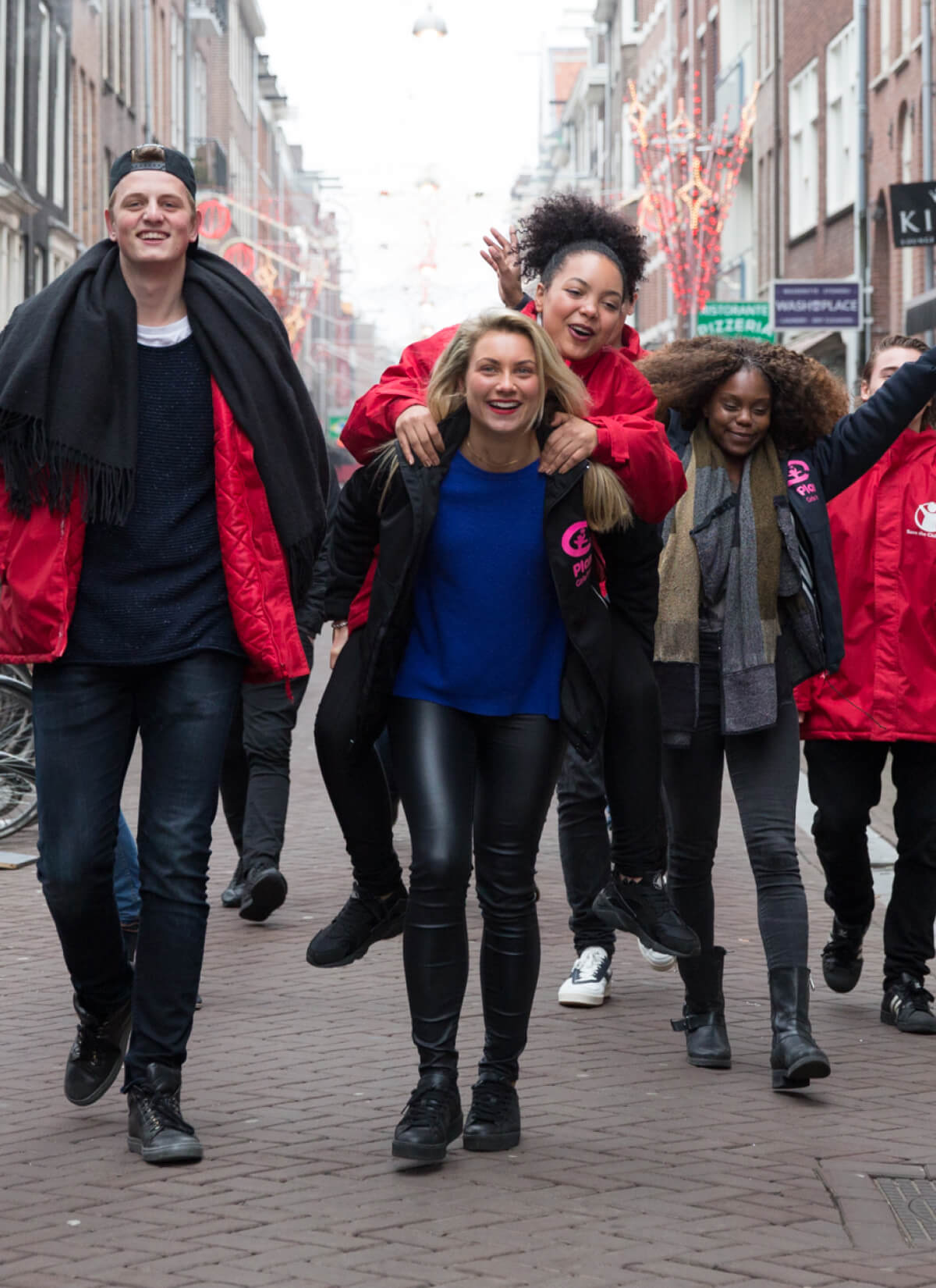 Groep sales promotors op straat