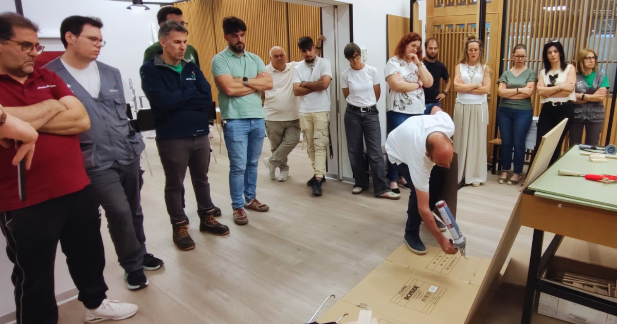 Taller práctico de espumas y adhesivos Soudal en las instalaciones de Los Gatos en Íscar