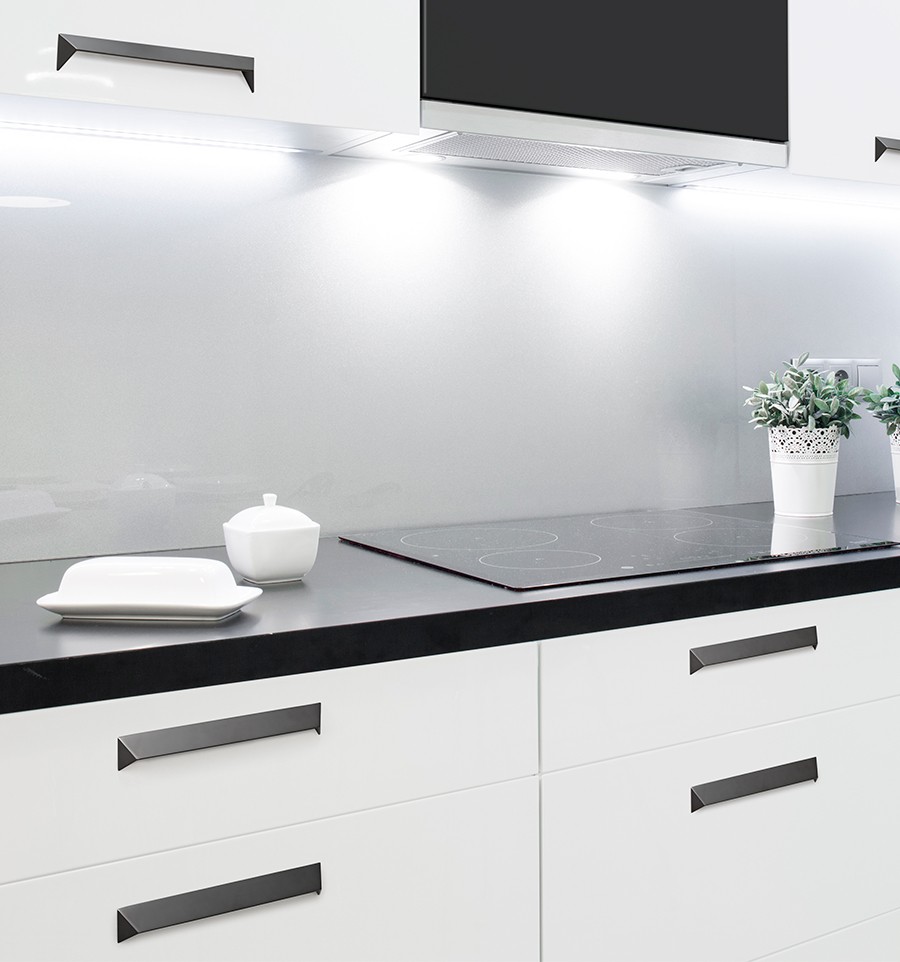 tirador POST negro anodizado en cocina