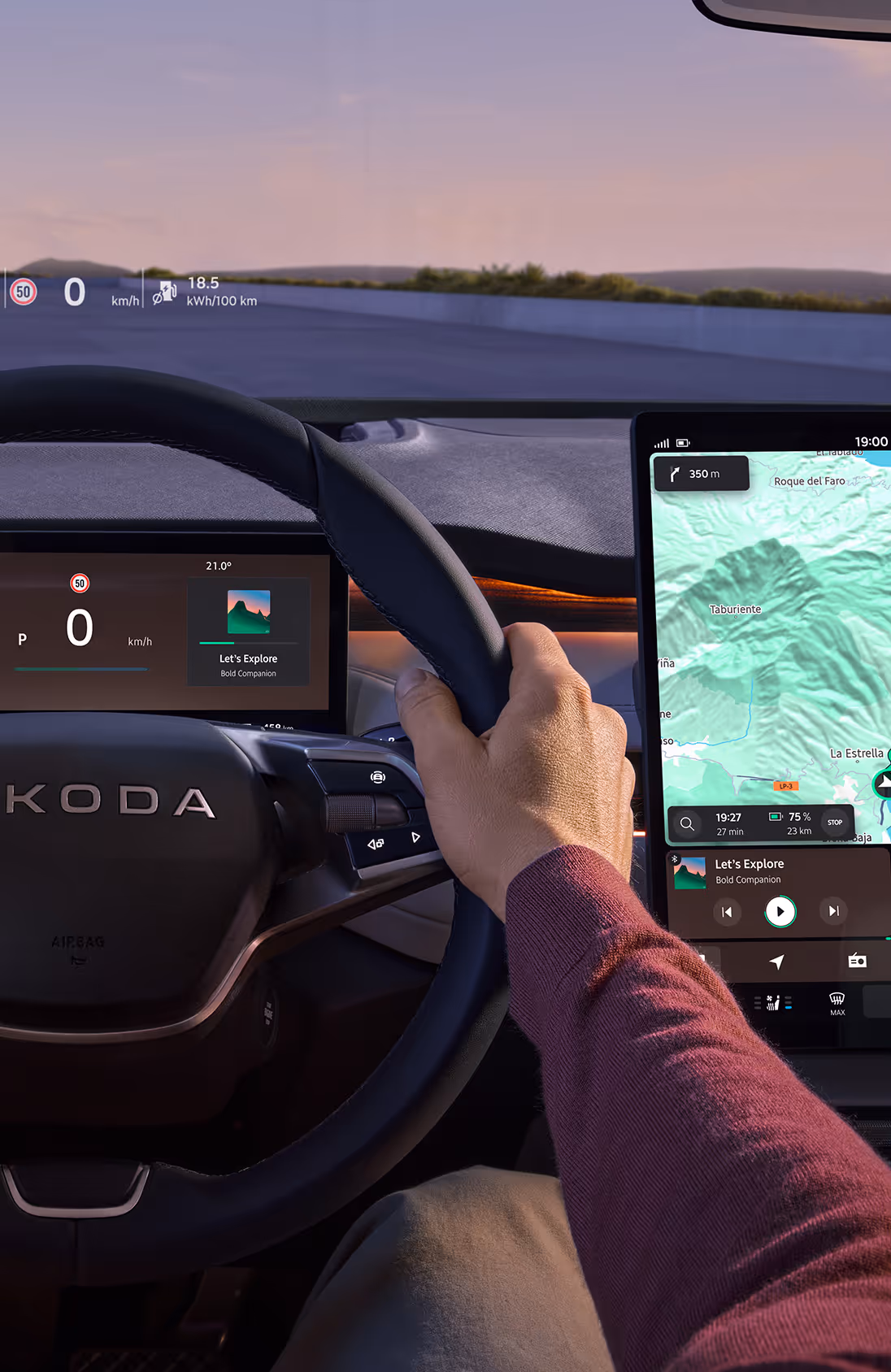 Das Cockpit des Škoda Elroq mit Fokus auf das Lenkrad und die beiden digitalen Anzeigen. Das Infotainment-Display zeigt eine Navigationsroute.