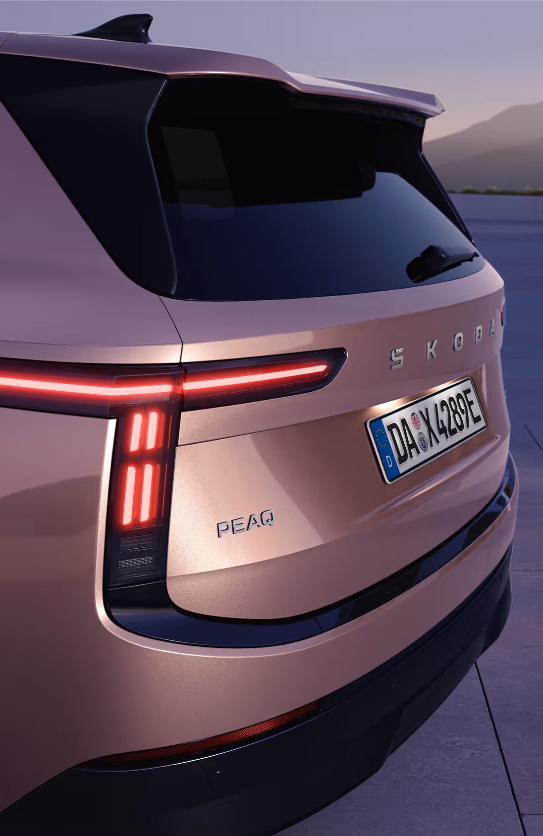 Das Cockpit des Škoda Elroq mit Fokus auf das Lenkrad und die beiden digitalen Anzeigen. Das Infotainment-Display zeigt eine Navigationsroute.