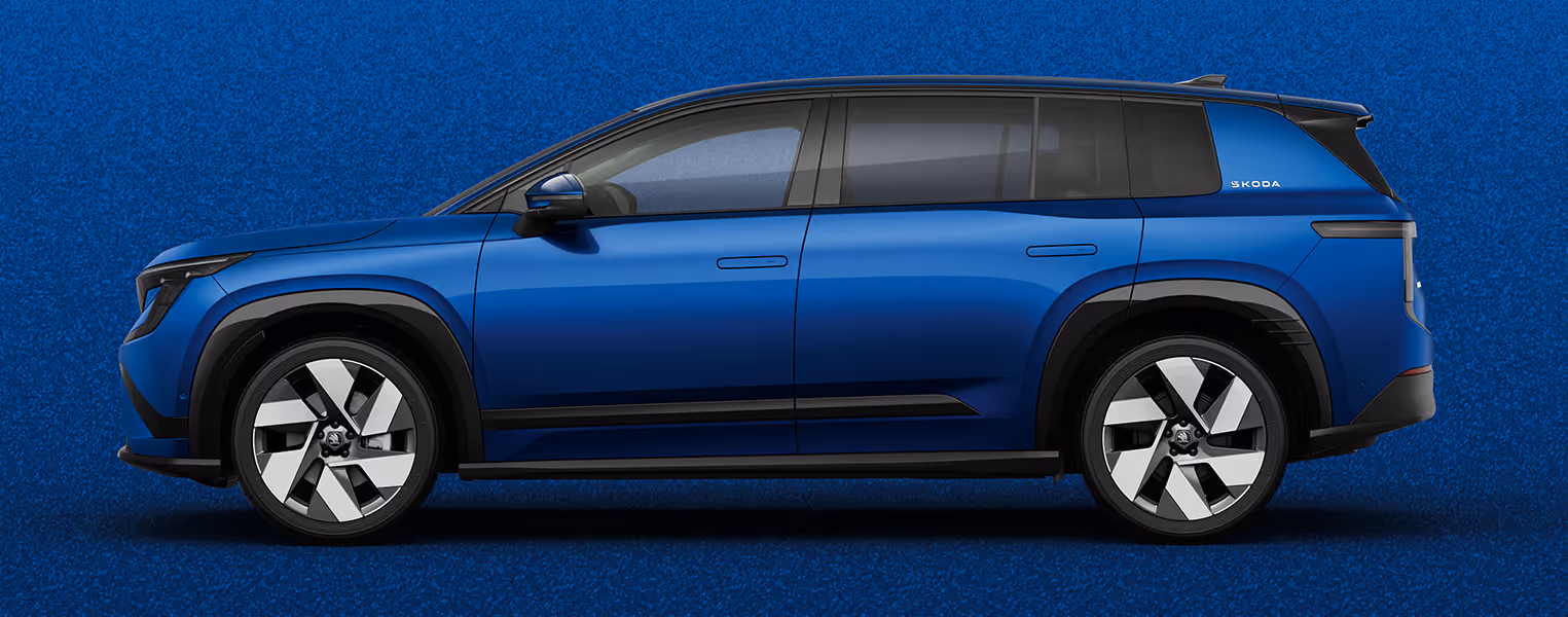Seitenansicht eines Škoda Peaq in der Lackierung Race-Blau Metallic vor einem einfarbigen Hintergrund in der Farbe der Fahrzeuglackierung.