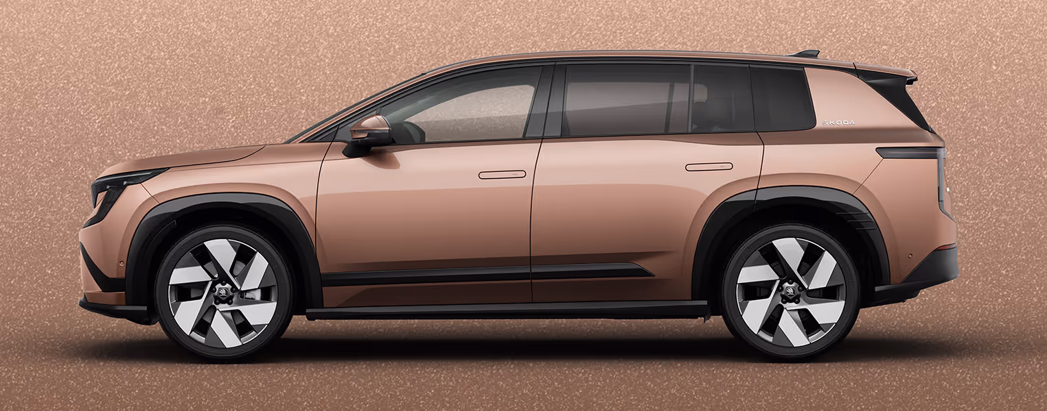 Seitenansicht eines Škoda Peaq in der Lackierung Rosewood-Beige Metallic vor einem einfarbigen Hintergrund in der Farbe der Fahrzeuglackierung.
