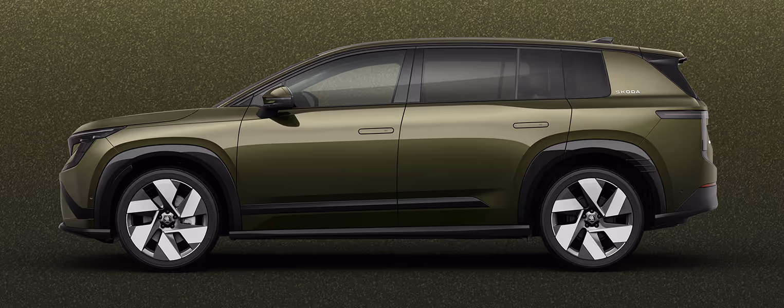 Seitenansicht eines Škoda Peaq in der Lackierung Olibo-Grün Metallic vor einem einfarbigen Hintergrund in der Farbe der Fahrzeuglackierung.