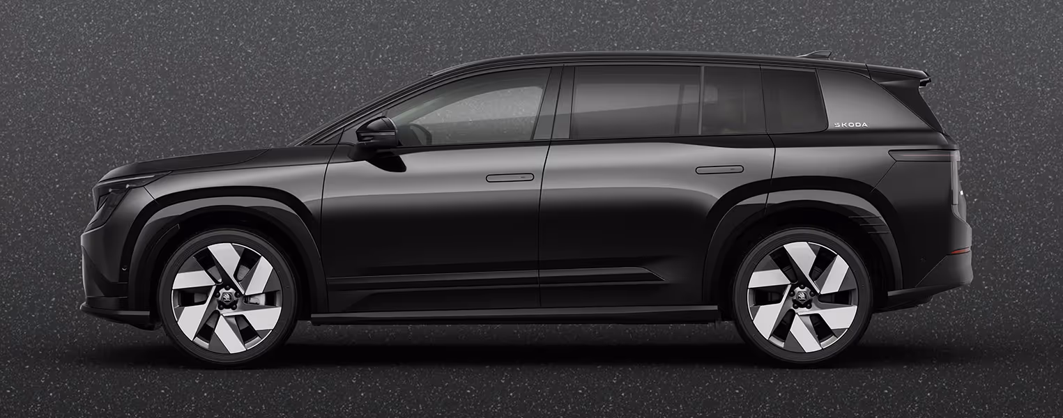 Seitenansicht eines Škoda Peaq in der Lackierung Black-Magic Perleffekt vor einem einfarbigen Hintergrund in der Farbe der Fahrzeuglackierung.