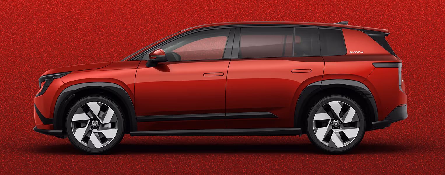 Seitenansicht eines Škoda Peaq in der Lackierung Velvet-Rot Metallic vor einem einfarbigen Hintergrund in der Farbe der Fahrzeuglackierung.