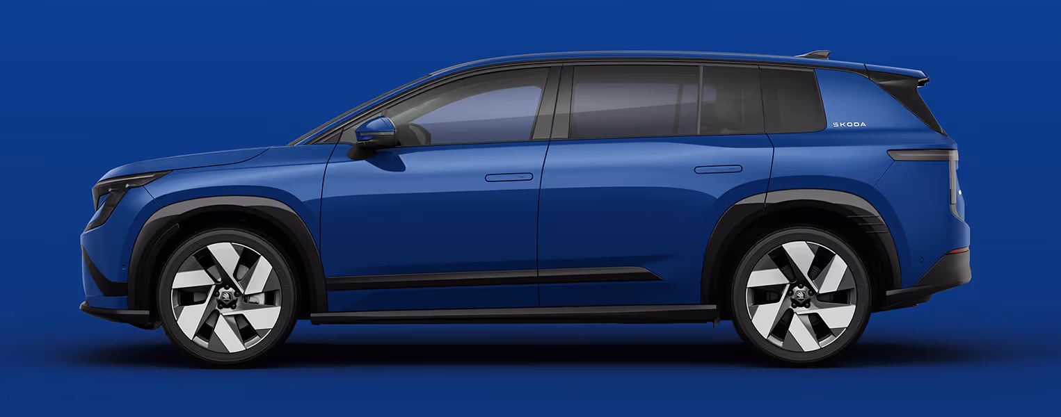 Seitenansicht eines Škoda Peaq in der Lackierung Energy-Blau vor einem einfarbigen Hintergrund in der Farbe der Fahrzeuglackierung.