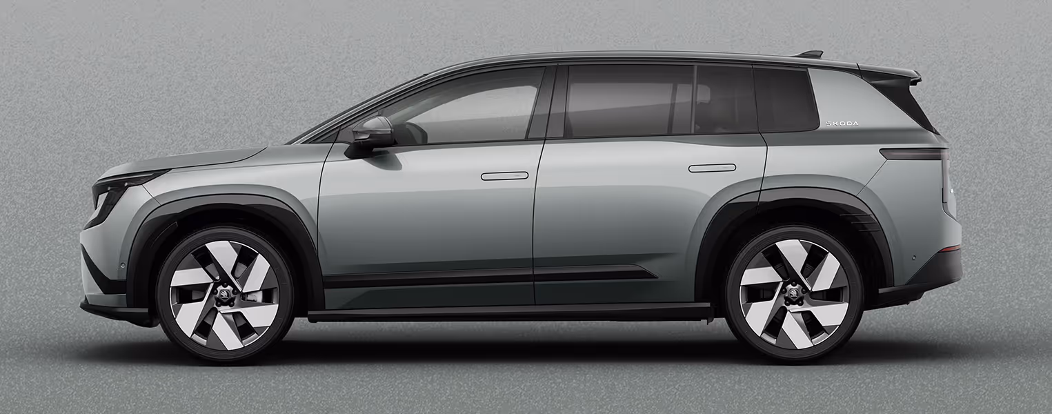 Seitenansicht eines Škoda Peaq in der Lackierung Smokey-Diamond Silber Metallic vor einem einfarbigen Hintergrund in der Farbe der Fahrzeuglackierung.