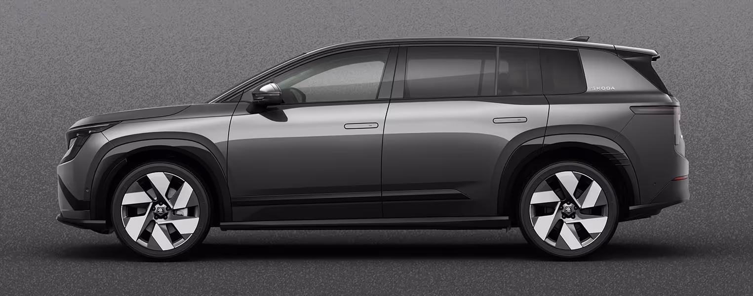 Seitenansicht eines Škoda Peaq in der Lackierung Graphite-Grau Metallic vor einem einfarbigen Hintergrund in der Farbe der Fahrzeuglackierung.