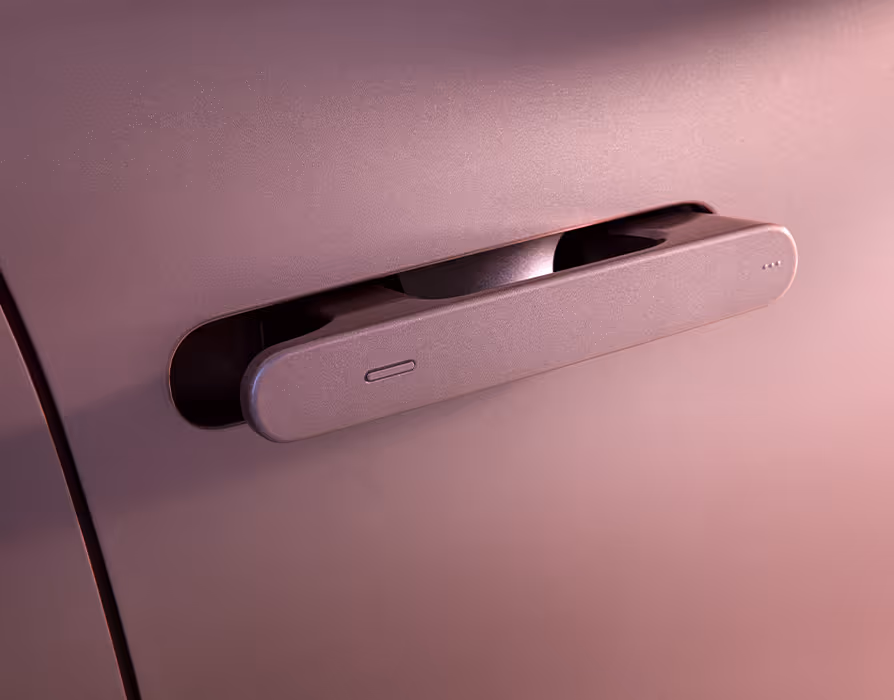 Detailaufnahme eines flächenbündigen Türgriffs des Škoda Peaq in der Lackierung Rosewood-Beige Metallic. Der Griff ist im ausgefahrenen Zustand dargestellt und hebt sich dadurch deutlich von der glatten Karosserieoberfläche ab. Auf der in Wagenfarbe lackierten Außenseite des Griffs ist zudem eine dezente Einprägung für die Sensorsteuerung erkennbar.